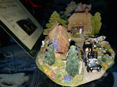 LILLIPUT LANE RAGS TO RICHES 人手雕刻 及上色 建築物雕塑 陶藝品