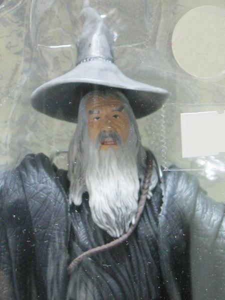 TOY BIZ 魔戒 魔戒現身 灰袍甘道夫 LORD OF THE RINGS FELLOWSHIP OF THE KING GANDALF THE GREY WITH LIGHT-UP STAFF ACTION (LOTR-81022) b5644366