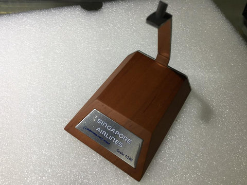 JC WINGS 1/200 SINGAPORE AIRLINES TROPICAL BOEING 747-400 9V-SPL (BBOX2523) (C1081-8)