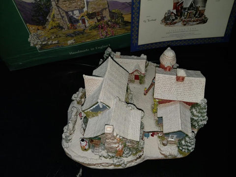 LILLIPUT LANE HOME FOR THE HOLIDAYS 人手雕刻 及上色 建築物雕塑 陶藝品