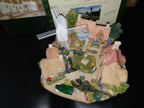 LILLIPUT LANE THE VILLAGE GREEN 人手雕刻 及上色 建築物雕塑 陶藝品 英國製造