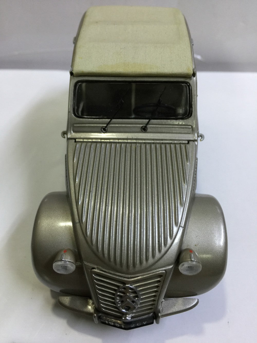 Franklin Mint Citroën 2 CV 1951 – Échelle 1/24 – Modèle Réduit Argenté – Collection, En Boîte