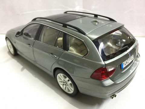 KYOSHO 1/18 BMW 330i TOURING GREEN (80430394359) (PIU170)