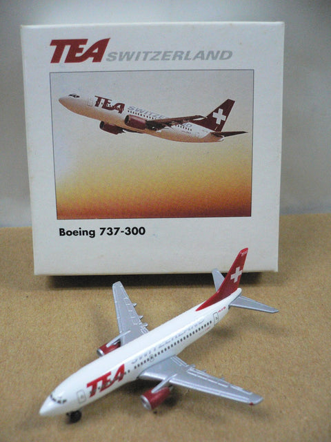 HERPA WINGS 1/500 TEA SWITZERLAND BOEING 737-300 HB-IIF (500456) (PA0)