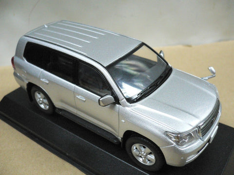 KYOSHO JCOLLECTION 1/43 TOYOTA LAND CRUISER 200 SILVER METALLIC (JCP69005SL) (10630) (PIU/P94-70)