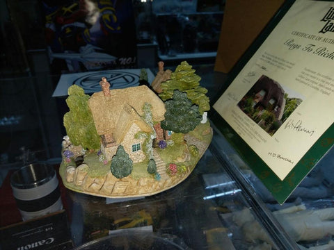 LILLIPUT LANE RAGS TO RICHES 人手雕刻 及上色 建築物雕塑 陶藝品