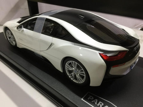 PARAGON 1/18 BMW i8 CRYSTAL WHITE FROZEN GREY (97083) (PA0)